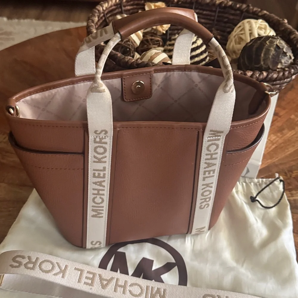 MICHAEL KORS MAEVE LEATHER LUGGAGE SMALL OPEN TOTE MSRP $328‎ - Picture 2 of 7
